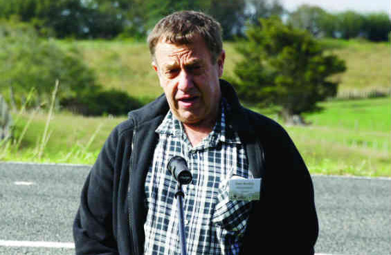 Peter Buckley addresses Ramsar symposium delegates, near Lake Waikare.