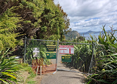 Closure signage at Mautohe Cathedral Cove Track