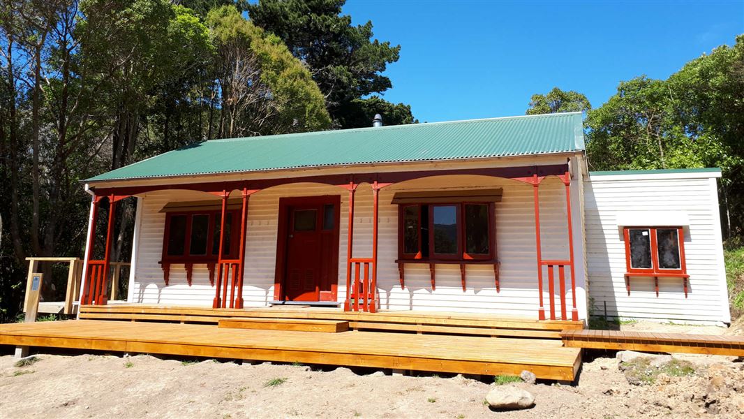 Ōtamahua hut.