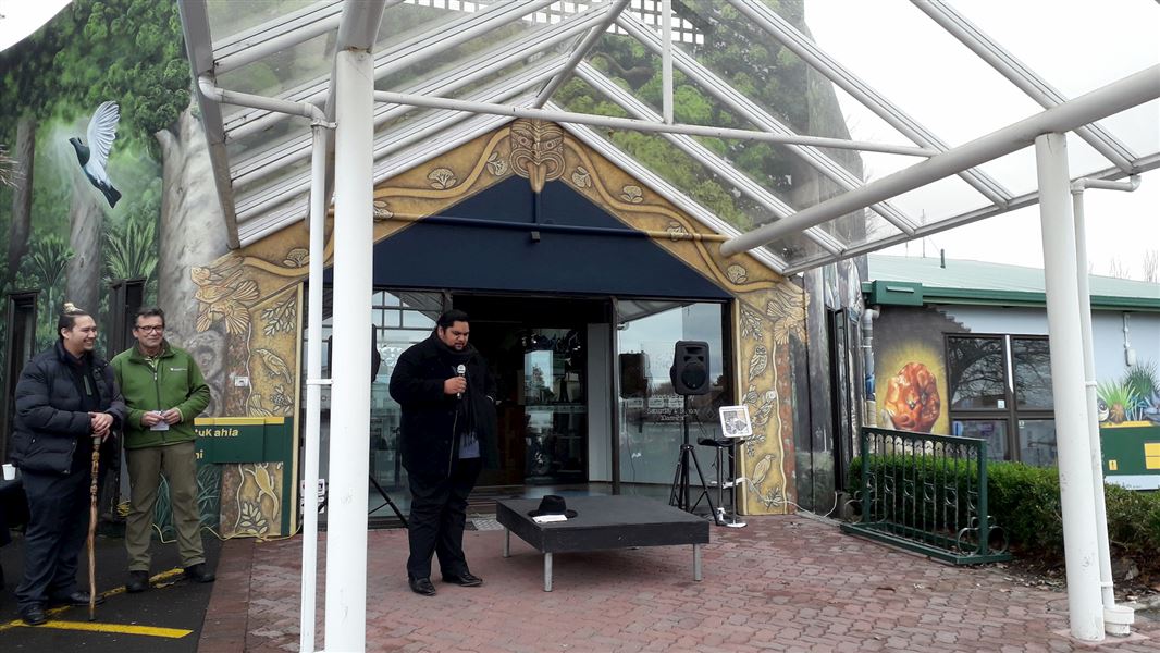 Mural blessed by representatives of Te Rereatukahia and Tupairo marae