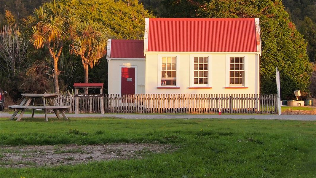 Ōkārito School House. 