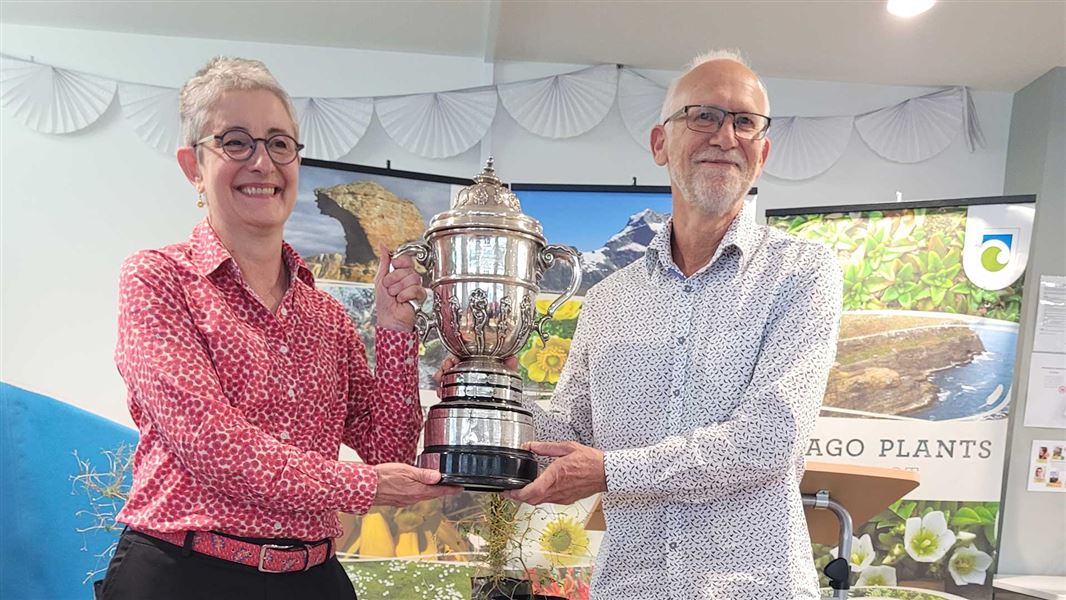 Penny Nelson presenting Loder Cup to John Barkla. 