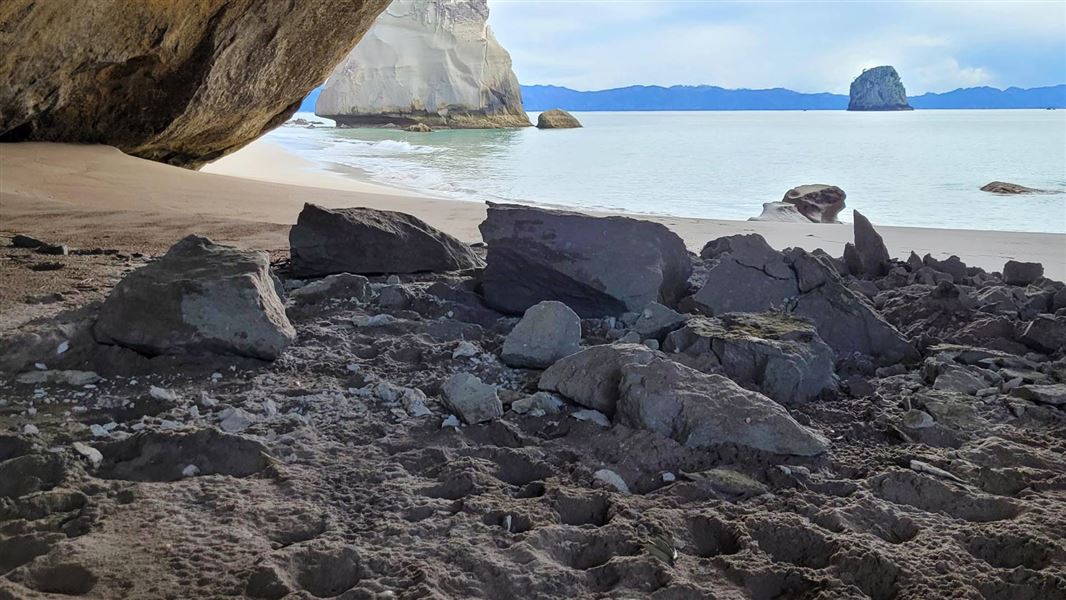 More rockfall from Cathedral Cove s famous arch Media release 30