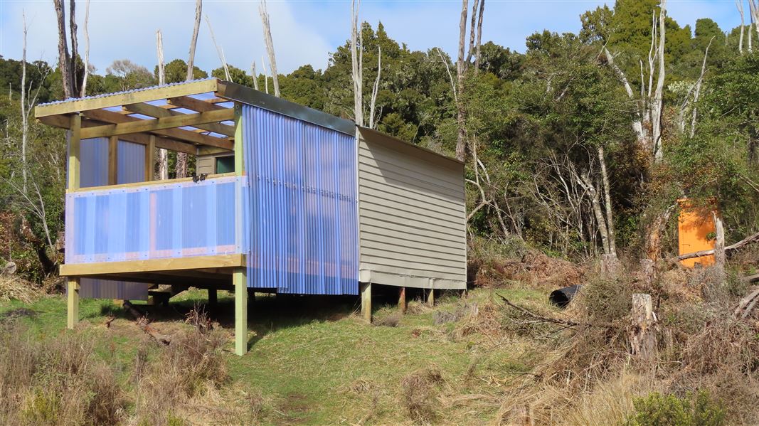 Tautuku Hut, Catlins coastal area. 