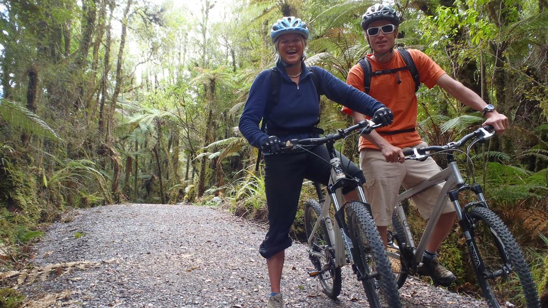 People on Te Weheka Walkway/Cycleway. 