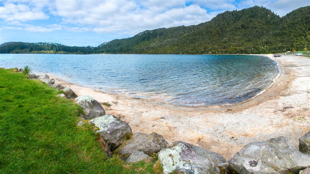 Lake Tikitapu (Blue Lake). 