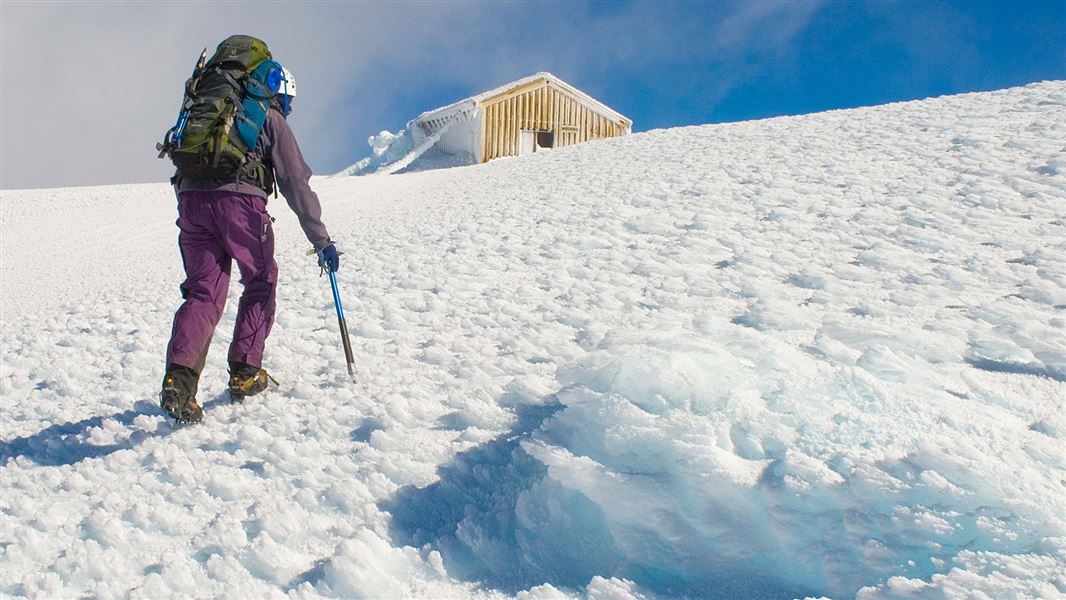 Climber on Fanthams Peak/Panitahi in winter. 