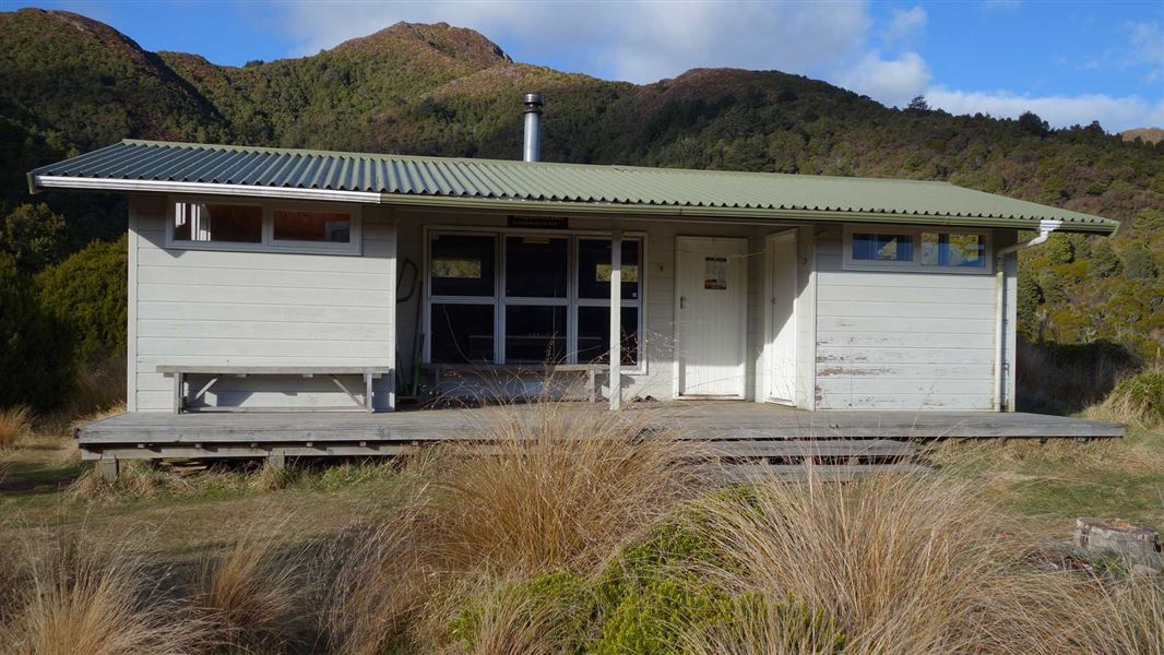 Waipakihi Hut. 