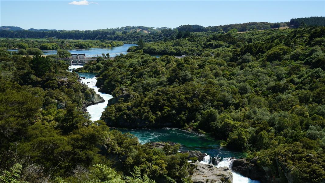 Visitors look out to the dam from bridge. 