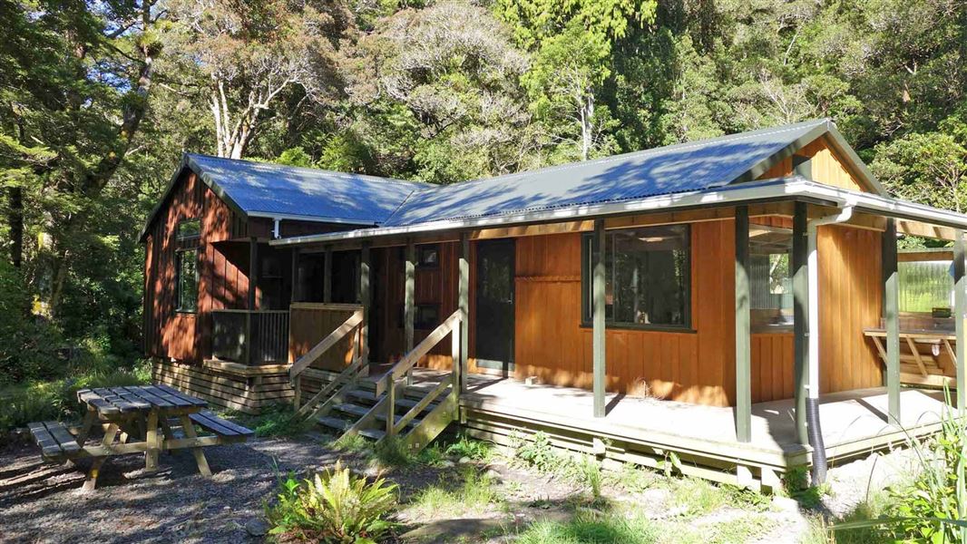 Atiwhakatu Hut