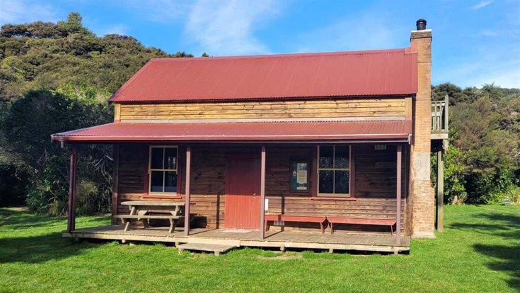 Whariwharangi Hut 