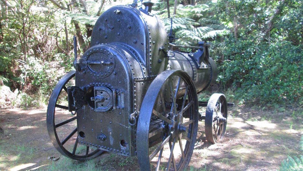 Historic steam traction engine, Old Mill Track. 