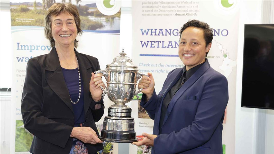 Dr Beverley Clarkson and Hon Kiri Allan, Minister of Conservation, holding the Loder Cup trophy. 