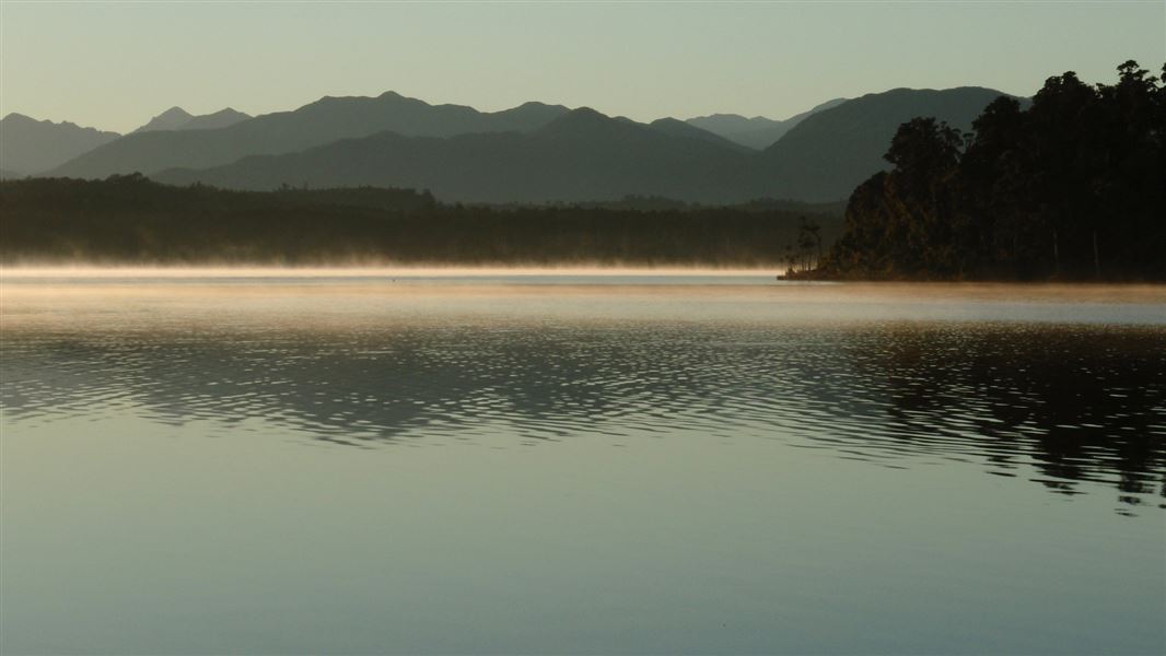 Lake Māhinapua at dusk.