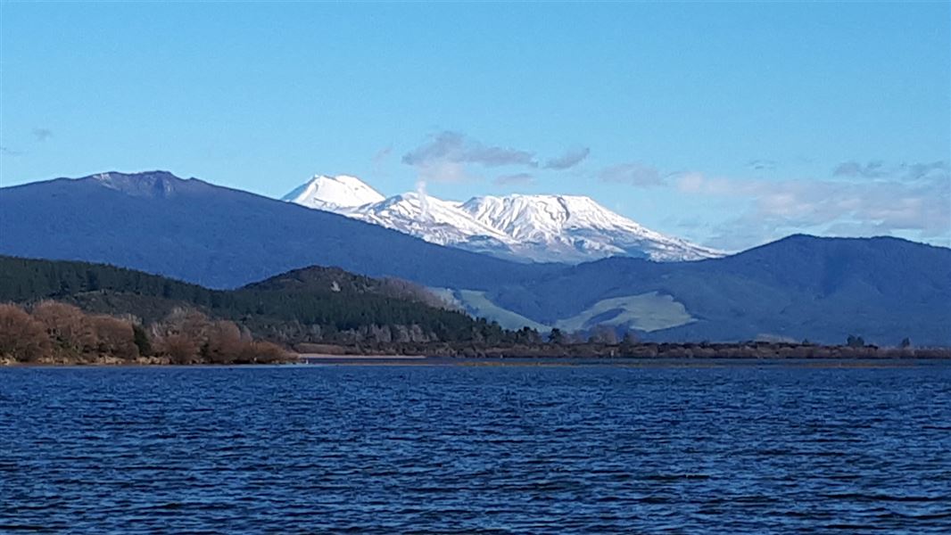 Lake Taupō with Mt Tongariro and  Ngauruhoe in the distance.