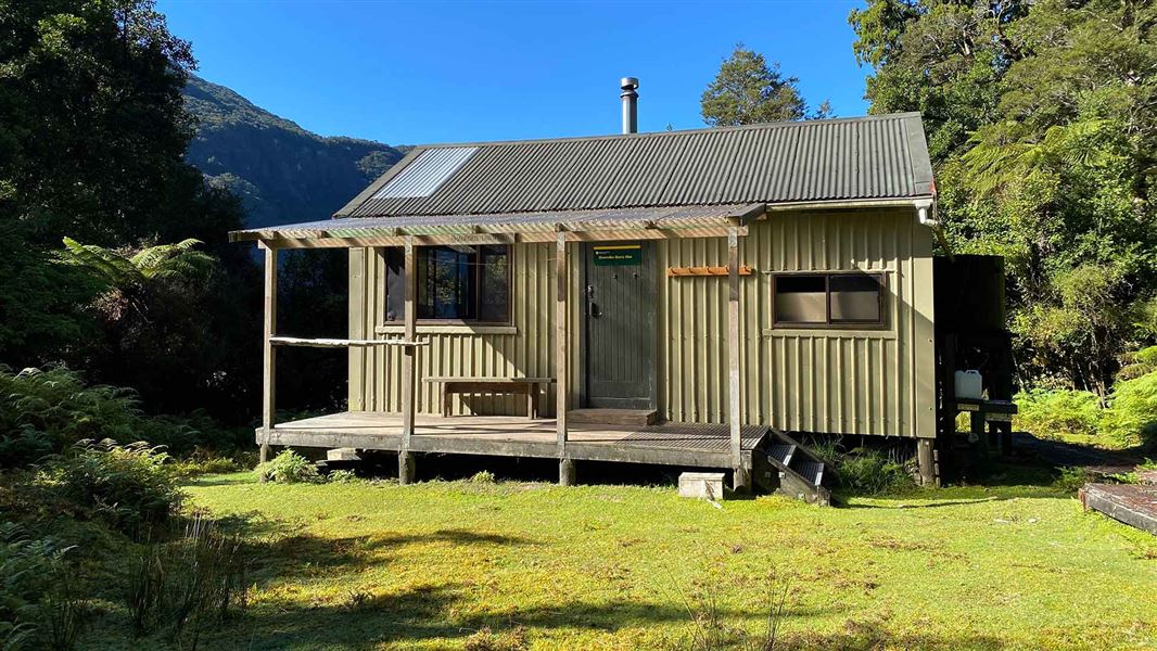 Hauroko Burn Hut. 